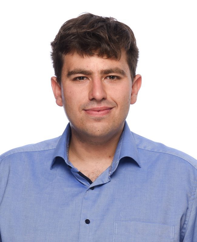 Karl Stefan Fischer, Gründer von HDZ24, im blauen Hemd vor weißem Hintergrund